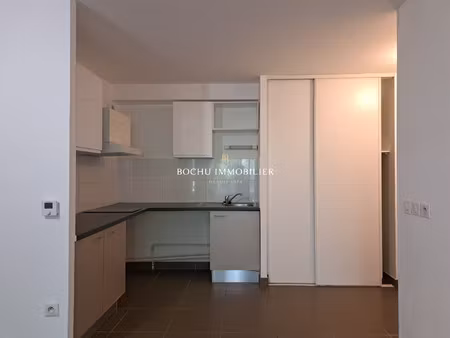 t2 à louer - castelnau-le-lez avec place de parking et terrasse