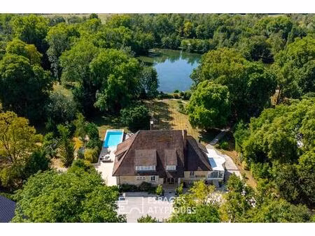 propriété d'exception en bourgogne dans parc majestueux avec vue sur l'étang