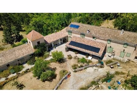 mas/ferme rénové avec 6 chambres et 23 hectares de terrain