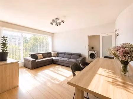 appartement lumineux de 2 chambres avec grande terrasse à la