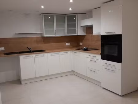 appartement de 63 m² habitables au rez-de-chaussée en duplex centre segré avec grenier  te