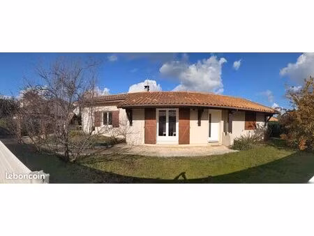 maison 122 m2  grande pièce à vivre  3 chambres  1 bureau  jardin  garage