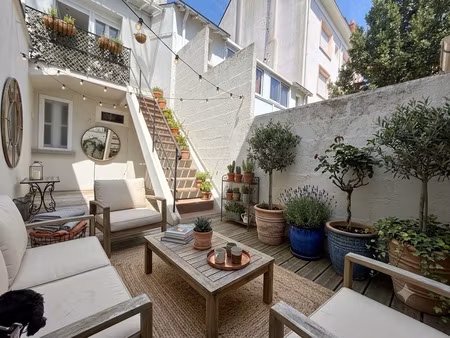 duplex situé entre la ville et le front de mer