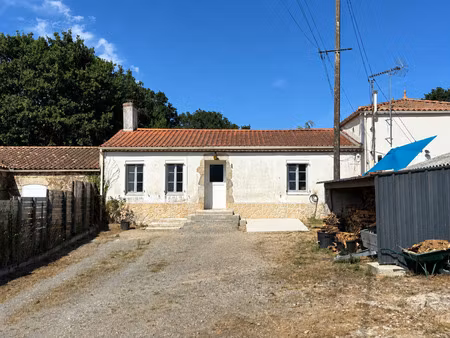 'maison en pierre rénovée avec cheminée  jardin clos et terr