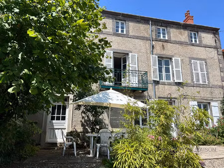 maison bourgeoise 1850  244m²  9 pièces  coeur de village prompsat puy-de-dôme. pierre de 