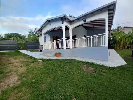 location villa 3 pièces 80 m² à sainte anne (97180)  1 300 €