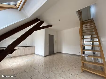 charmant f3 rénové sous combles – centre ville desens