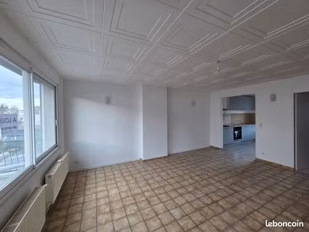 appartement t4 de 93 m² avec terrasse de 35 m² - secteur arras arrière-gare