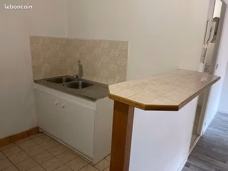 loue à montmirail studio 392 euros