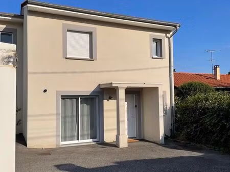 à louer – charmante maison mitoyenne meublée de 90 m² avec jardin et terrasse à saint-geni