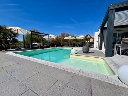 propriété rénovée avec piscine  160 m² sur 27 ares 96