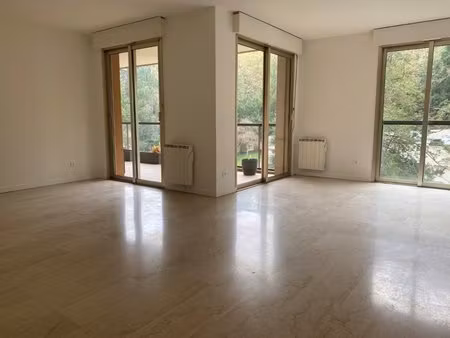t4 // 31 rue du bois de la caille lyon 4ieme