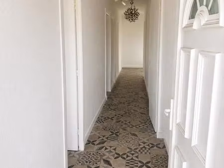 située au cœur du quartier de bacalan  en plein essor  cette maison des années 70 offre un