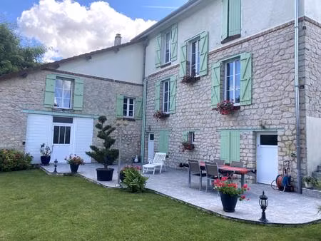 pavillon individuel en pierre totalement rénové au bord du canal et a proximité de toutes 