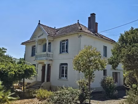 maison lumineuse de 5 chambres avec piscine