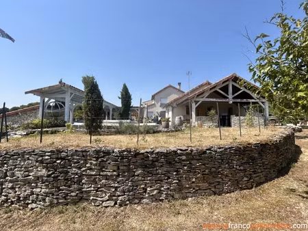 gelijkvloerse villa met gîte  zwembad en 4 2 ha