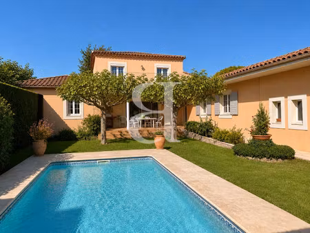 à pied des commodités en impasse  superbe villa avec piscine 