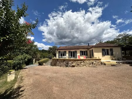 maison de plain-pied située à proximité du charmant village de saint-cyprien  au sud de sa