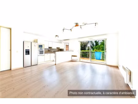 superbe t3 d'environ 70 mètres carrés  traversant  deux terrasses avec jardin  résidence v