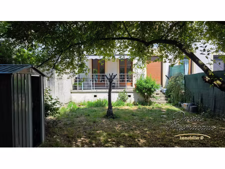t2 de 37 m² en rez-de-jardin - cour boisée  terrasse et cave à meulan centre
