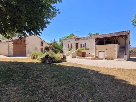 charmante propriété en pierre avec dépendance  sur plus de 2500 m² de terrain  à 20 minute