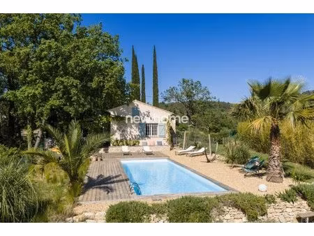 villa joliment rénovée avec piscine dans un cadre verdoyant