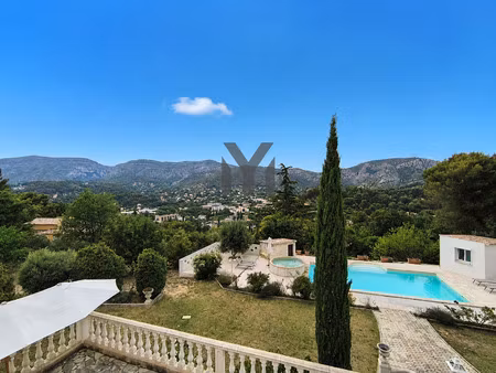 vue imprenable sur la vallée  maison de 165 m2 avec piscine