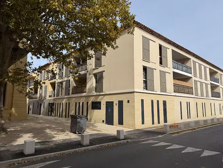 eyguieres - appartement t2 meuble + terrasse + garage - 45.10 m2