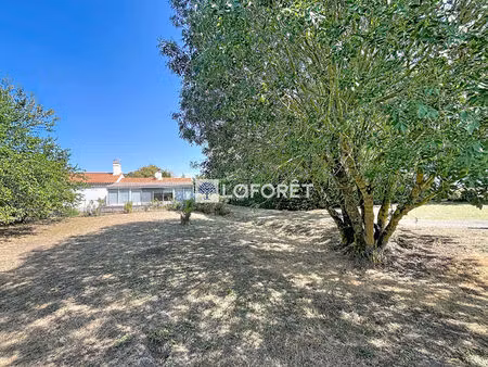 ancienne ferme sur plus de 3 500 m² avec garages et dépendances