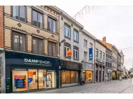 een commerciële topligging :handelsruimte en instapklaar woonst