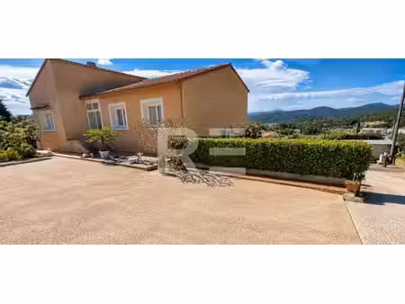 maison de 134 m²  sur un terrain clos et paysagé de 1 600 m²