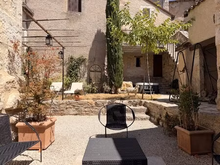 maison en pierre avec cour au centre de cajarc