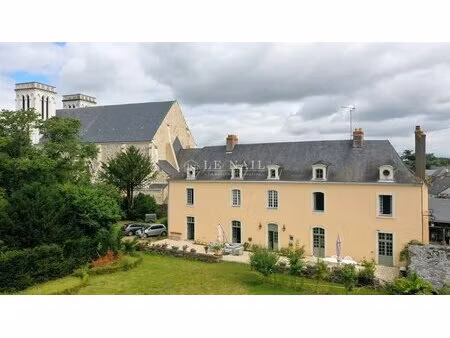 très bel hôtel particulier xviiie siècle dans le centre ville de
