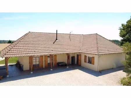 à 10 min de louhans  découvrez cette maison familiale de charme au cœur d'un environnement