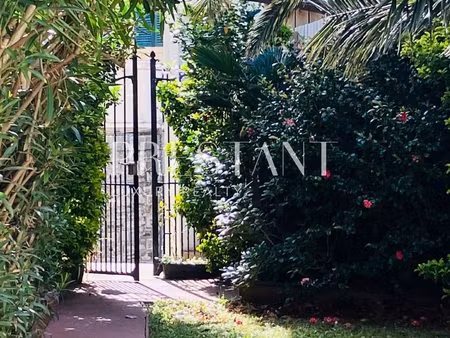 biarritz hyper-centre : appartement d'exception avec jardin privatif de 250 m2 et garage