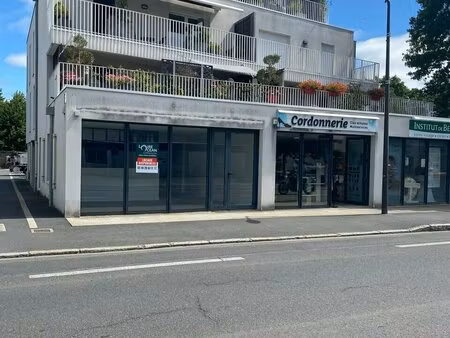 location local commercial 53m² treillieres 44119