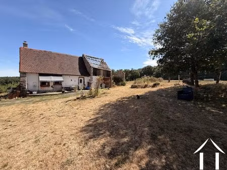 très librement situé dans un magnifique environnement rural ferme à rénover. avec chalet..