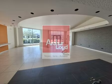 location commerce sens 89100 199m²