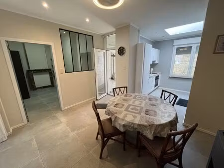 rez-de-chaussée à louer à rue des ecoles 13 court-saint-étienne (vbe49446)