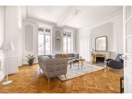 appartement de luxe à louer dans le quartier cordeliers-célestins-bourse