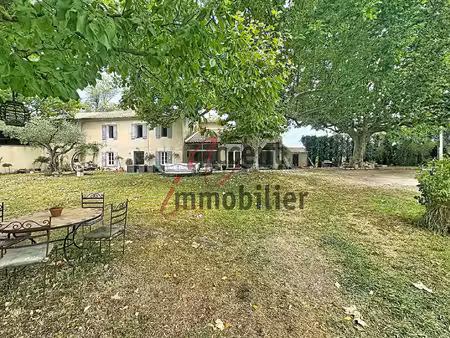 mollégès  partie de mas de 263m² avec piscine