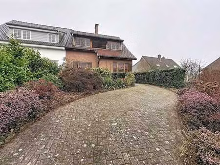 maison pleine de potentiel avec superbe terrain et garage
