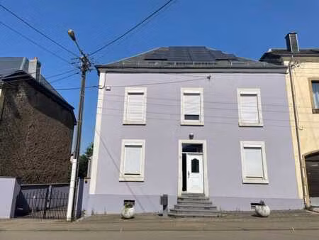 maison d’habitation avec jardin et garage