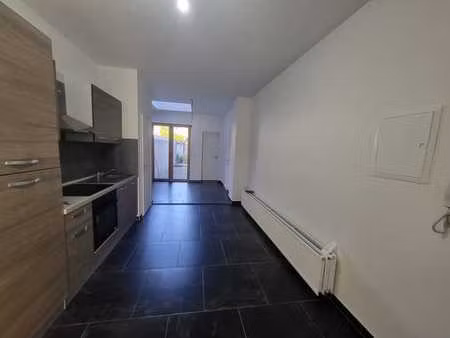 rez-de-chaussée avec petite cour