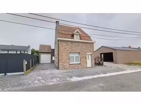 maison 4 façades avec grand garage et jardin.