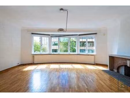 immeuble mixte 800m² (bureaux / atelier / 2 apt / garage)