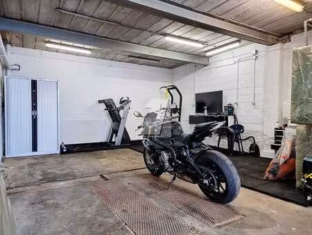 entrepot 75 m² (avec fosse camion)  sit. très accessible !