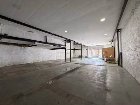 spacieux entrepôt de 600m² + bureaux