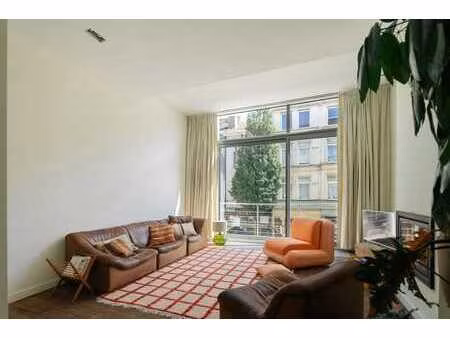 maison de ville unique au charme de loft et dotée d'un immen