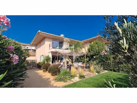 villa avec jardin en bordure du golf